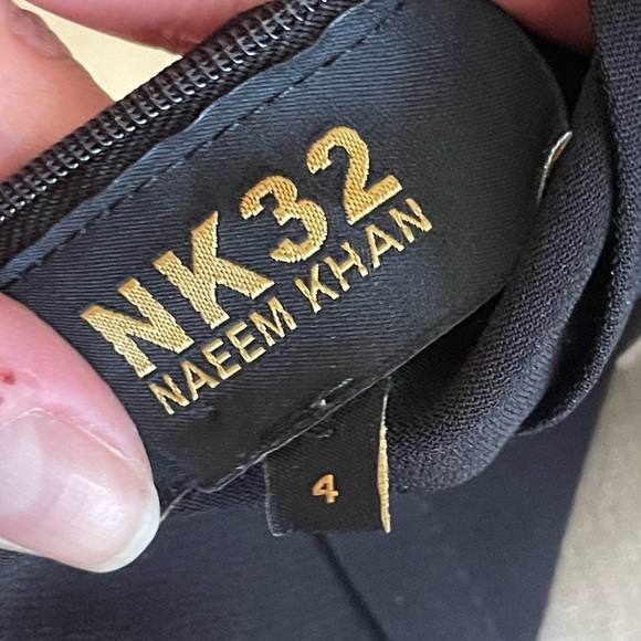 Naeem Khan NK32 Black Crepe Halter Gown with White Daisy Appliqué, Size 4 - Picture 12 of 16